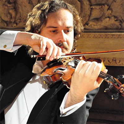 El maestro José Manuel Gil de Gálvez, impulsor de la obra cultural de FUNIBER, durante un concierto en Angola.